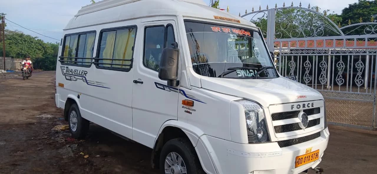 Tempo Traveller (13 Seater)