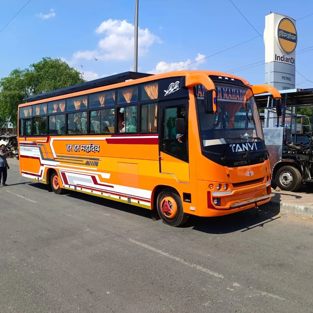 Luxury Bus (35 Seater)