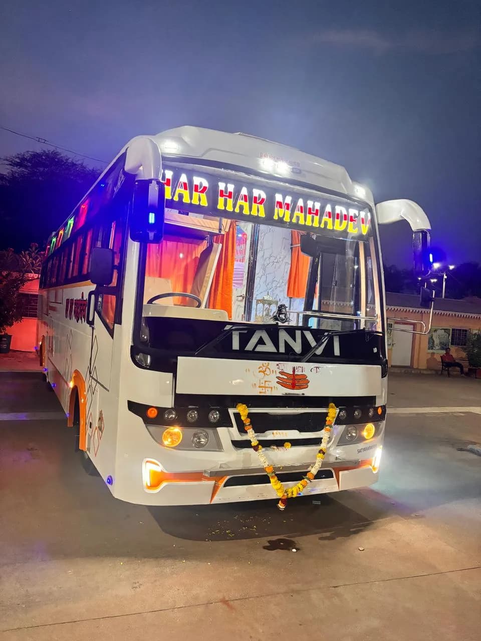 Luxury Bus (40 Seater)